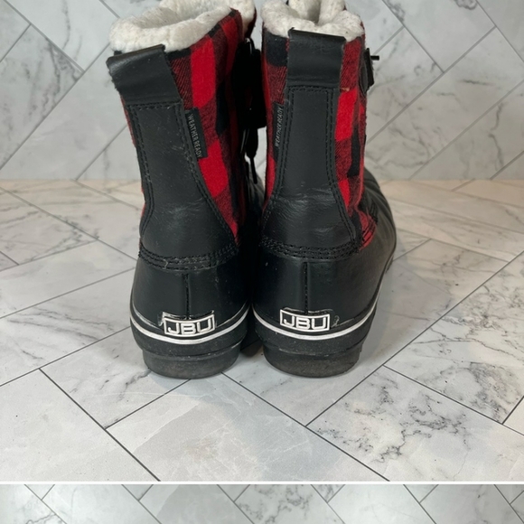 Excellent condition JBU red black buffalo plaid boots 9 - Picture 3 of 3